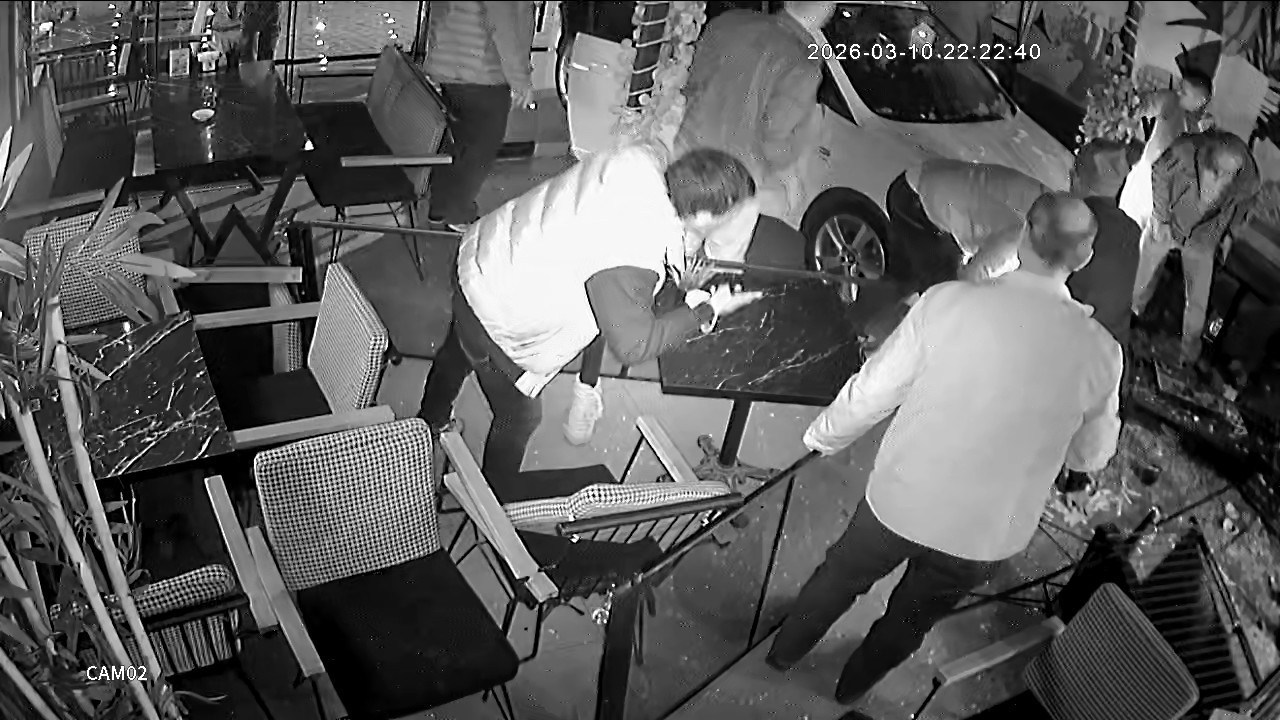 Otomobil kafeye daldı: 2 yaralı
