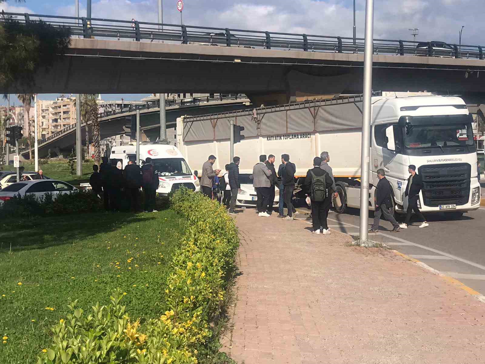 Otomobil kaldırımdaki öğrencilere çarptı: 2 yaralı
