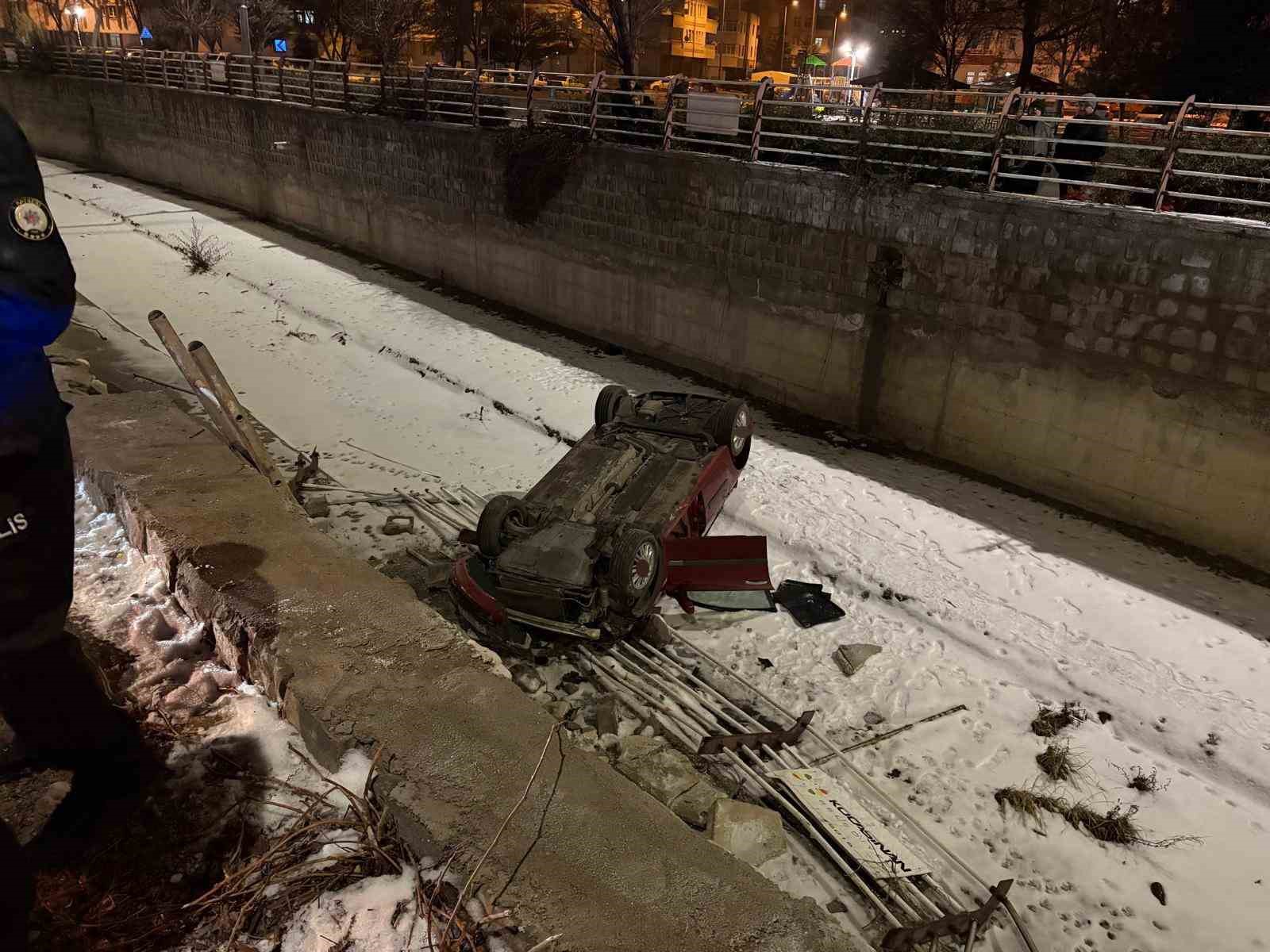 Otomobil kanala uçtu: 1 yaralı
