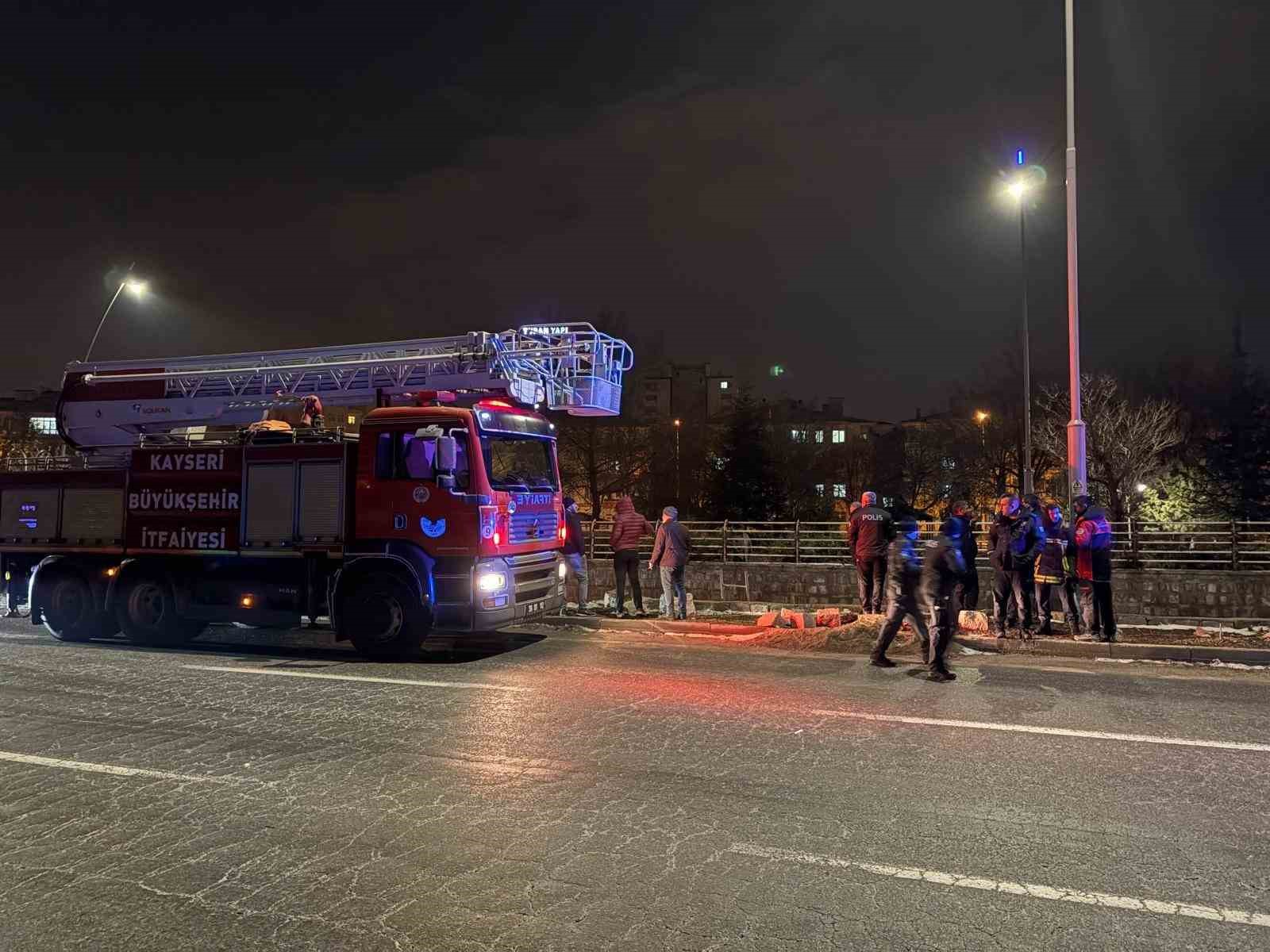 Otomobil kanala uçtu: 1 yaralı
