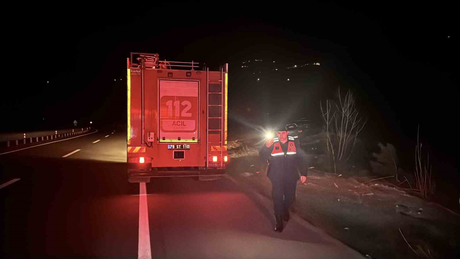 Otomobil kara yoluna çıkan ata çarptı: 3 yaralı
