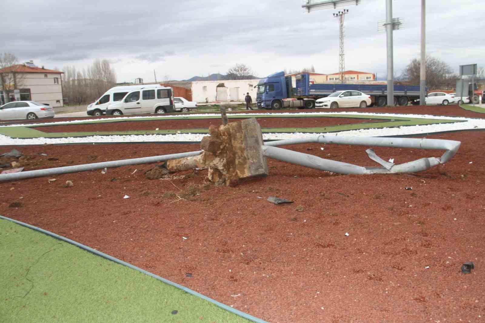 Otomobil kavşakta devrildi: Ortalık savaş alanına döndü
