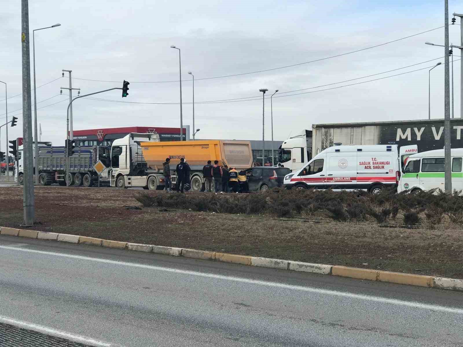 Otomobil, kırmızı ışıkta bekleyen tıra çarptı: 1 yaralı
