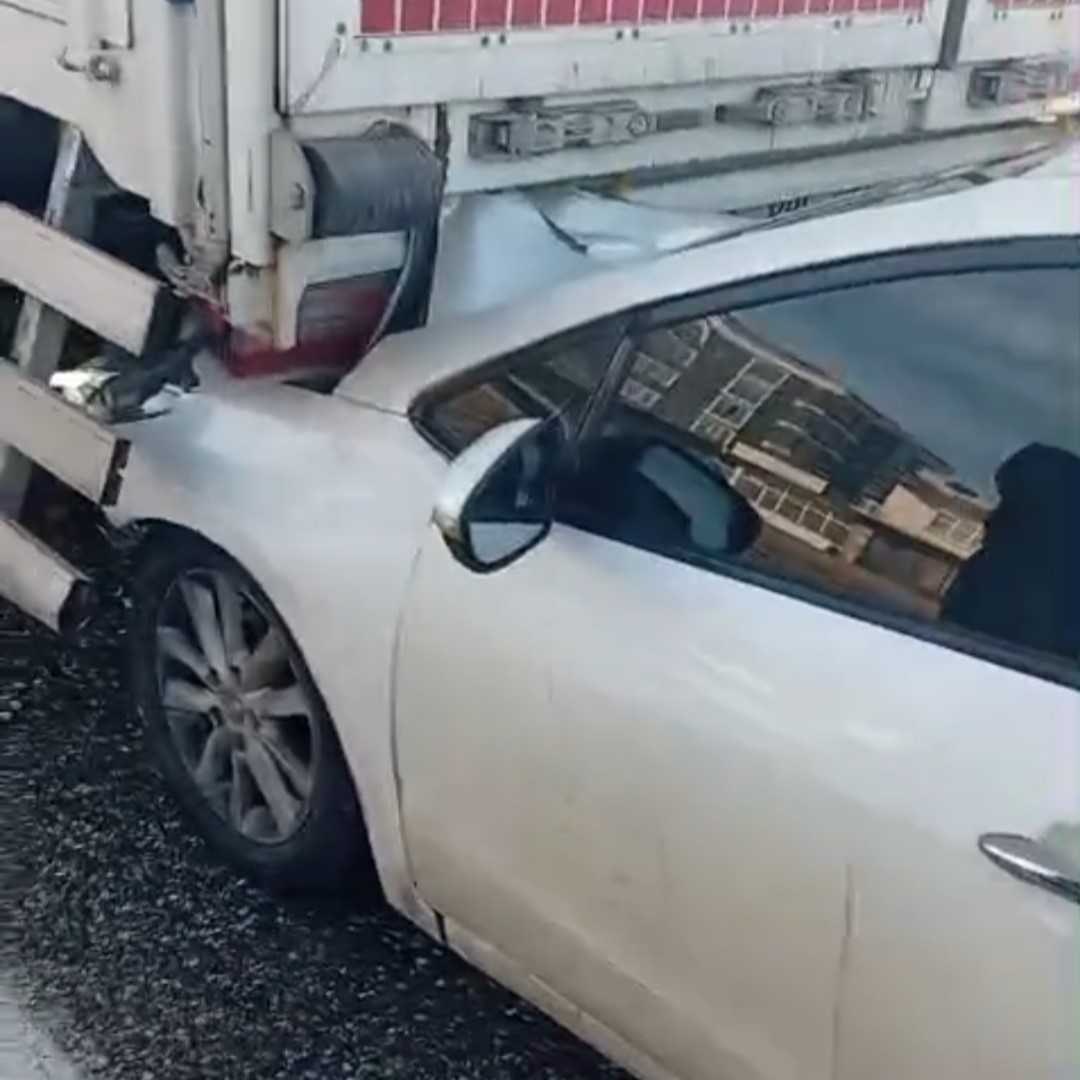 Otomobil kırmızı ışıkta bekleyen tıra çarptı, sürücü yaralandı

