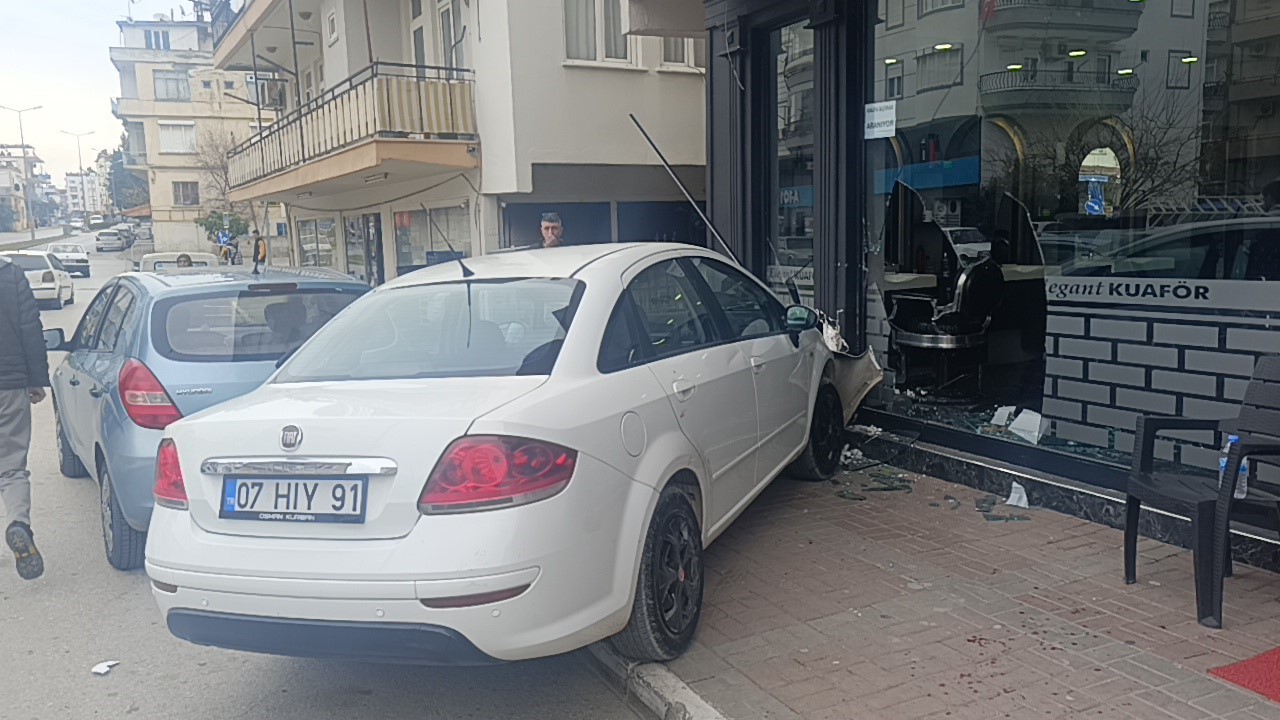 Otomobil kuaför dükkanına daldı: Çalışanlar kaçtı, müşteri fotoğraf çekti
