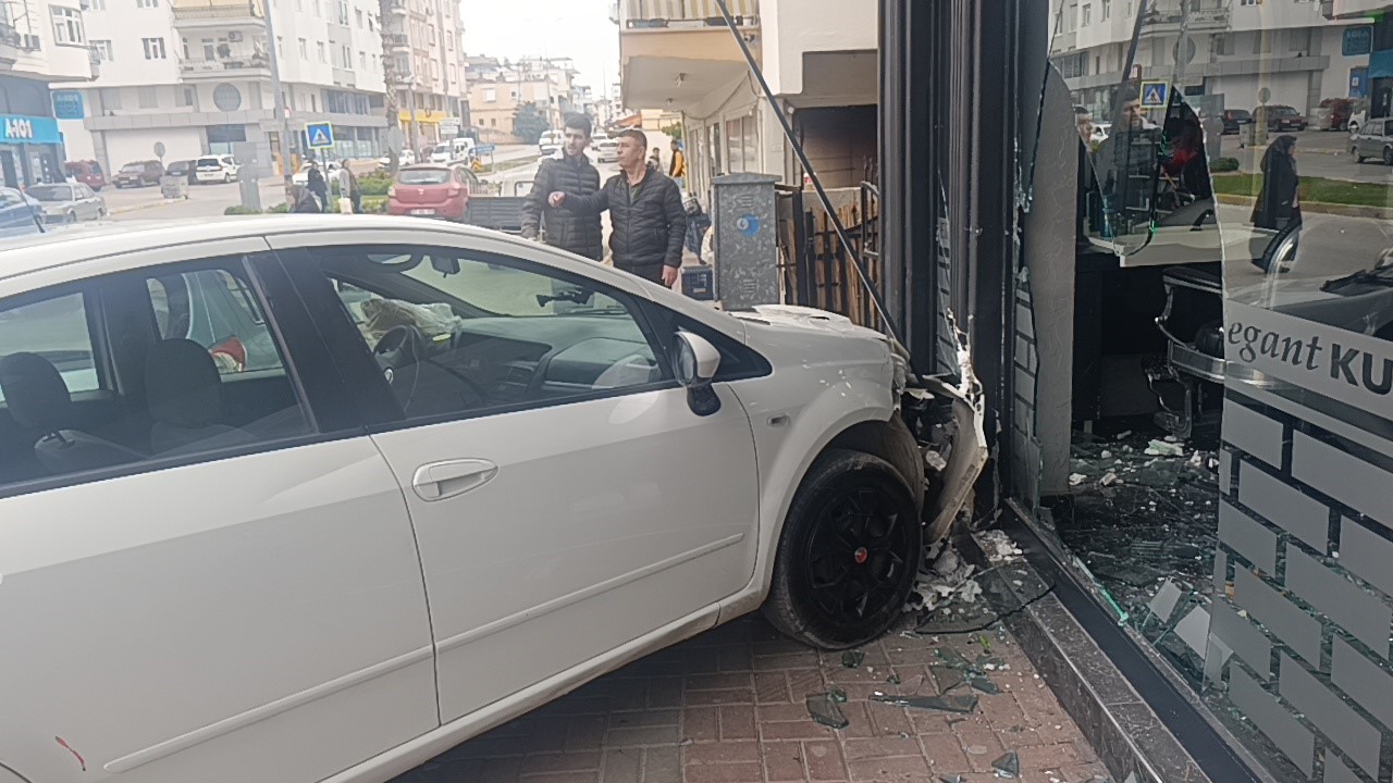 Otomobil kuaför dükkanına daldı: Çalışanlar kaçtı, müşteri fotoğraf çekti
