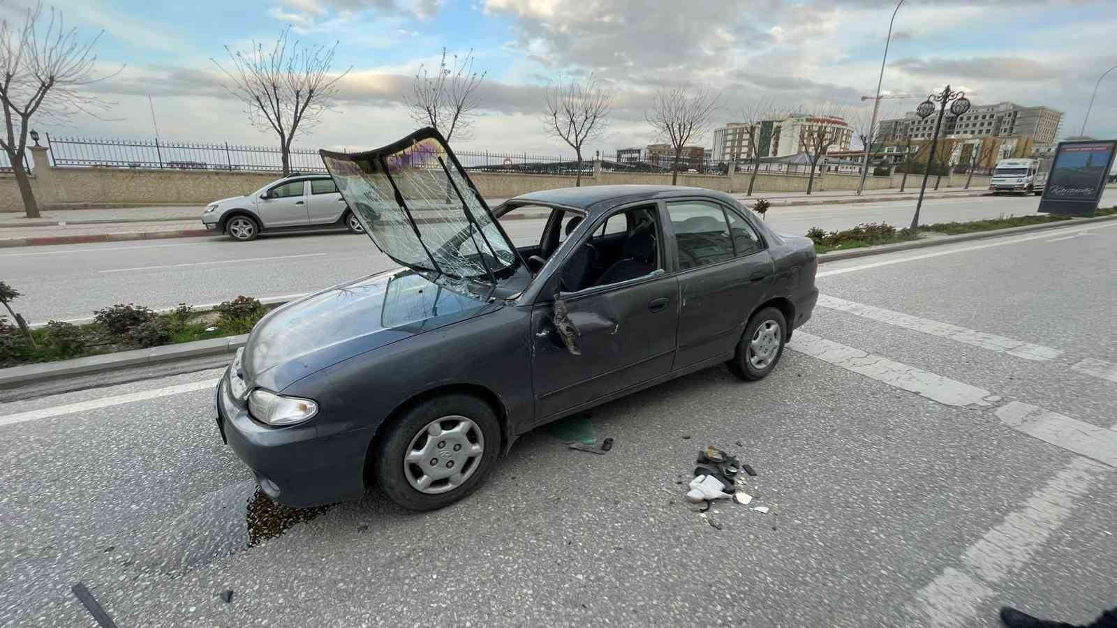 Otomobil park halindeki araca çarparak takla attı: 1 yaralı
