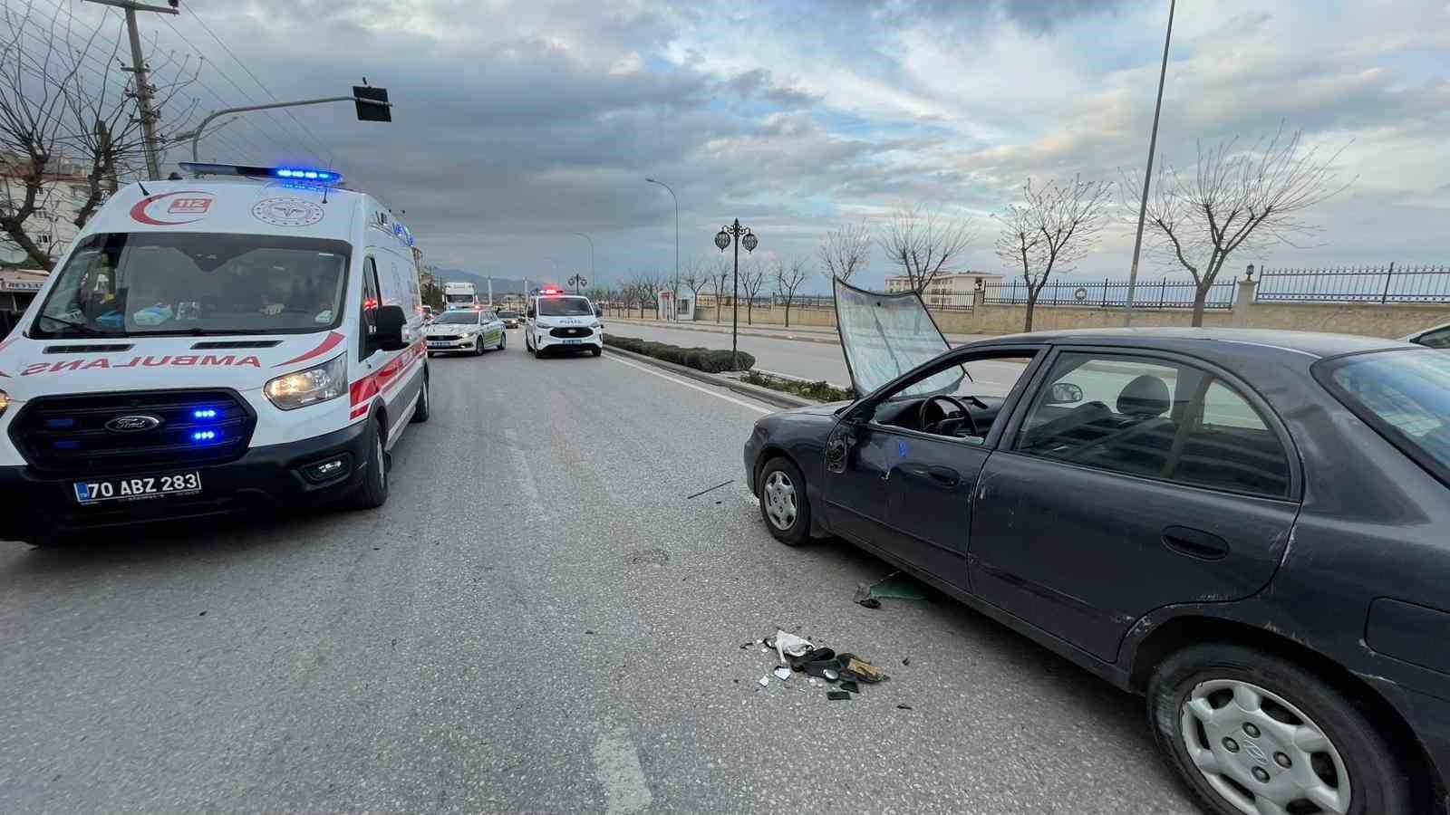 Otomobil park halindeki araca çarparak takla attı: 1 yaralı
