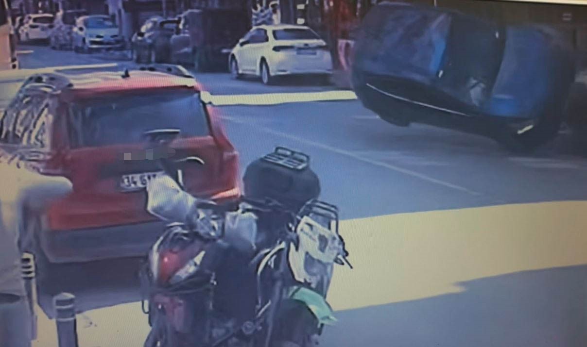 Otomobil park halindeki araca çarpıp takla attı
