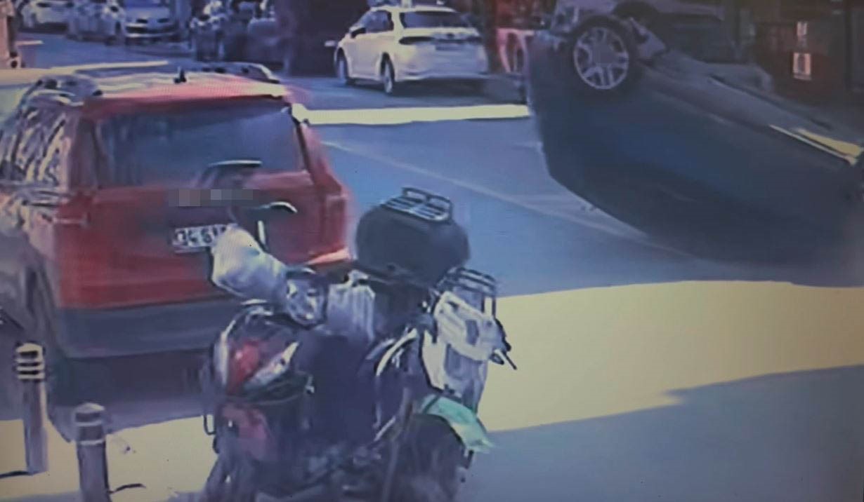 Otomobil park halindeki araca çarpıp takla attı
