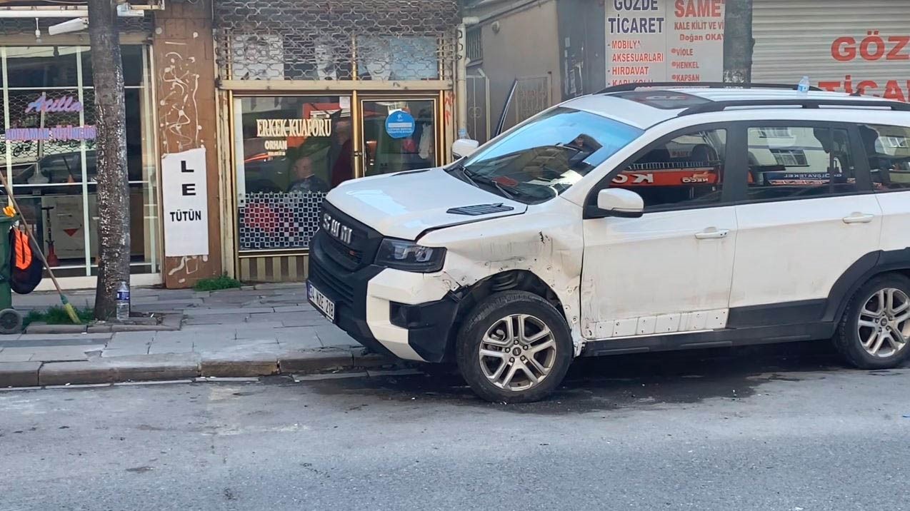 Otomobil park halindeki araca çarpıp takla attı
