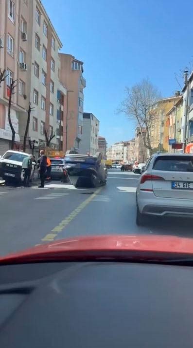 Otomobil park halindeki araca çarpıp takla attı
