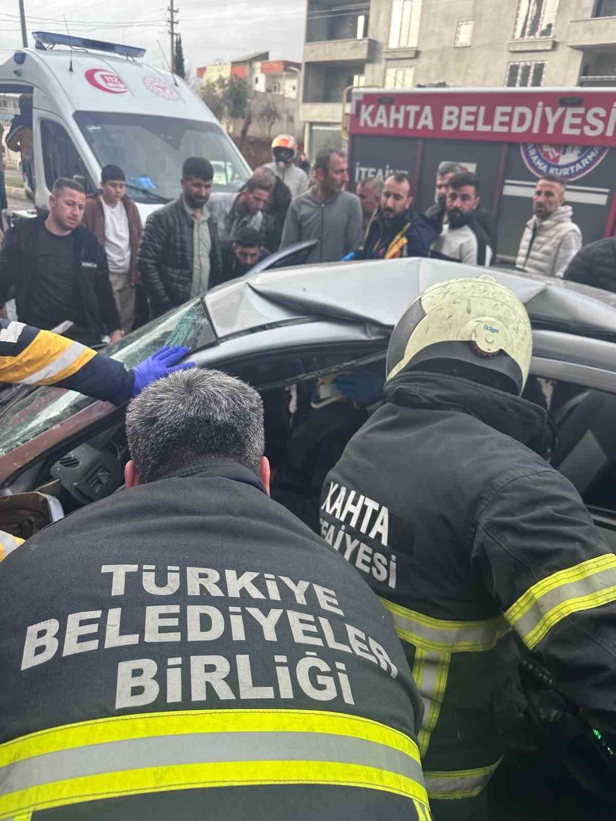 Otomobil park halindeki araçlara çarptı: 1’i ağır 3 yaralı
