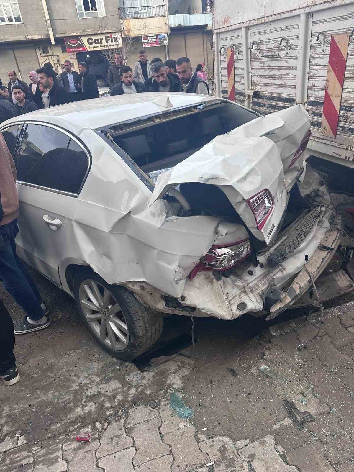 Otomobil park halindeki araçlara çarptı: 1’i ağır 3 yaralı
