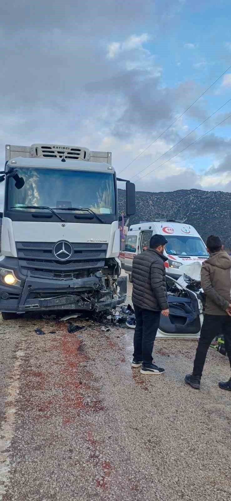 Otomobil park halindeki kamyona çarptı: 2 ölü, 1 yaralı
