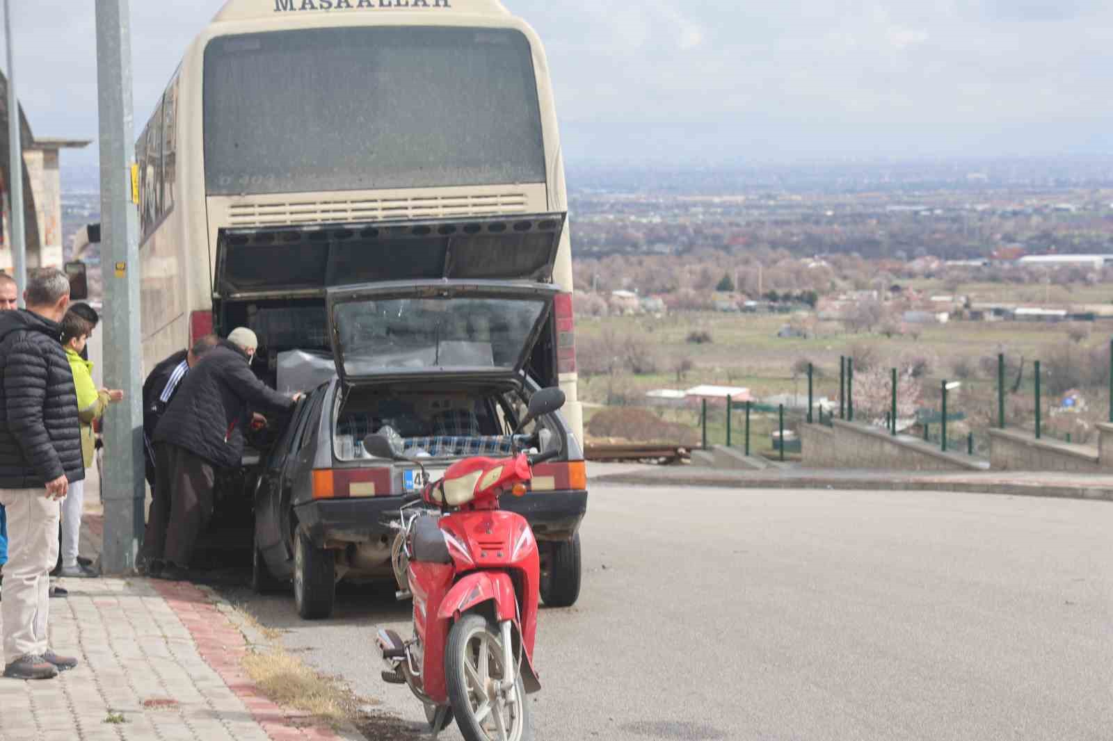 Otomobil park halindeki otobüse çarptı: 1 yaralı
