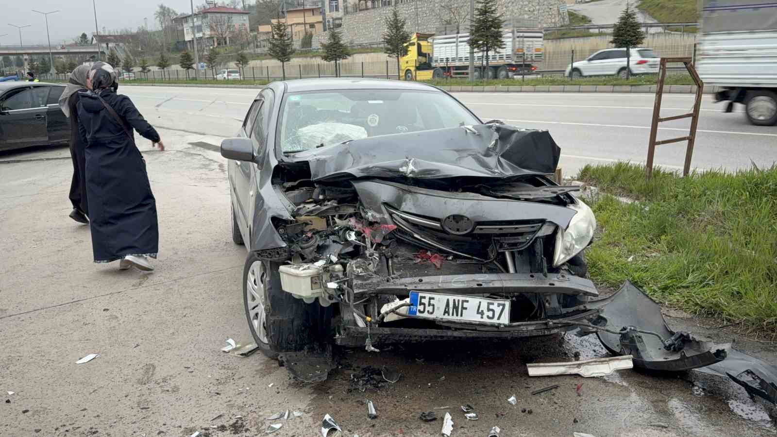 Otomobil park halindeki tıra çarptı: 5 yaralı
