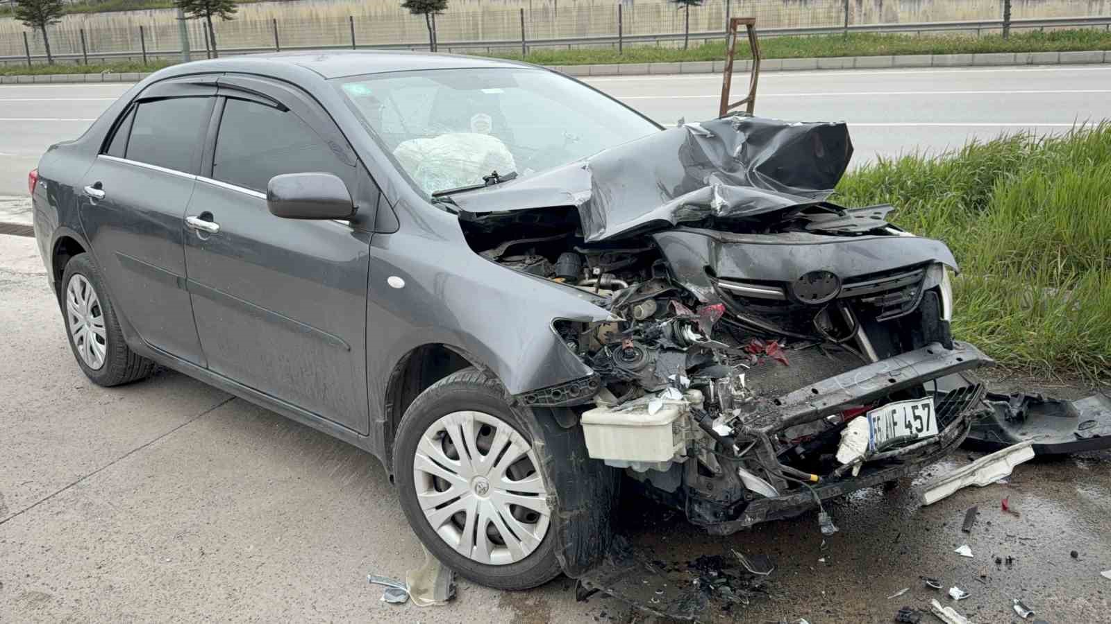 Otomobil park halindeki tıra çarptı: 5 yaralı
