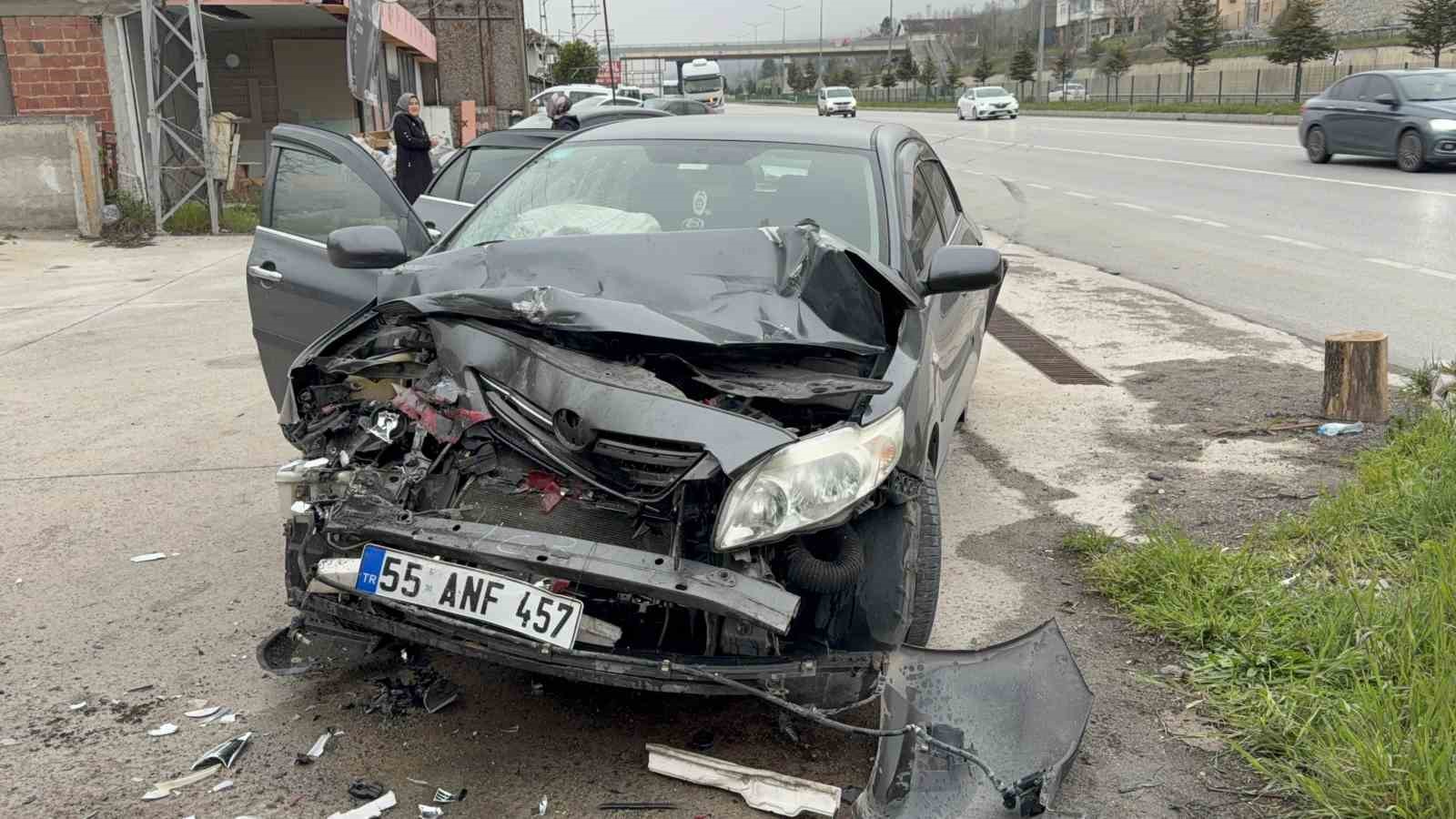 Otomobil park halindeki tıra çarptı: 5 yaralı
