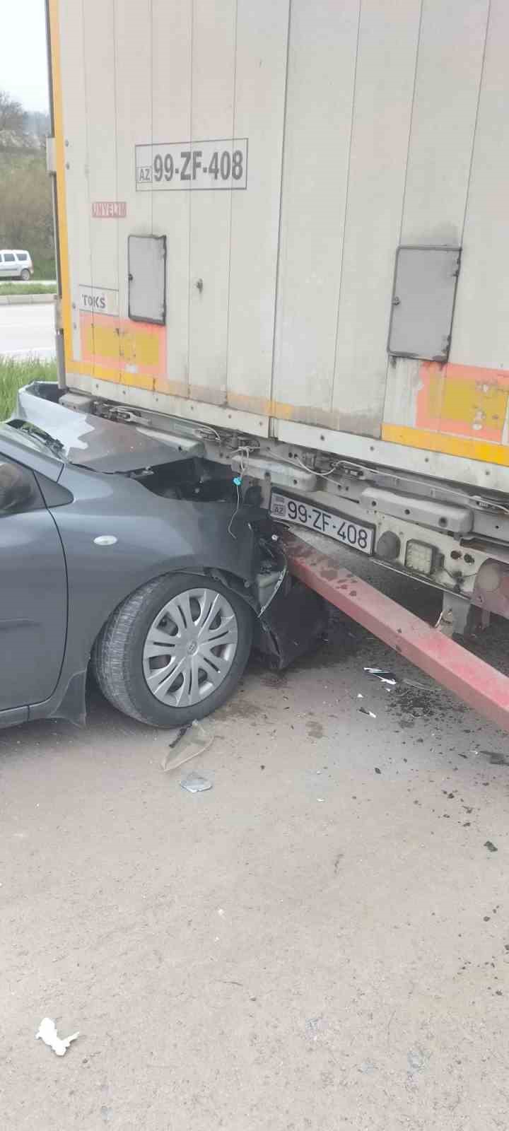 Otomobil park halindeki tıra çarptı: 5 yaralı
