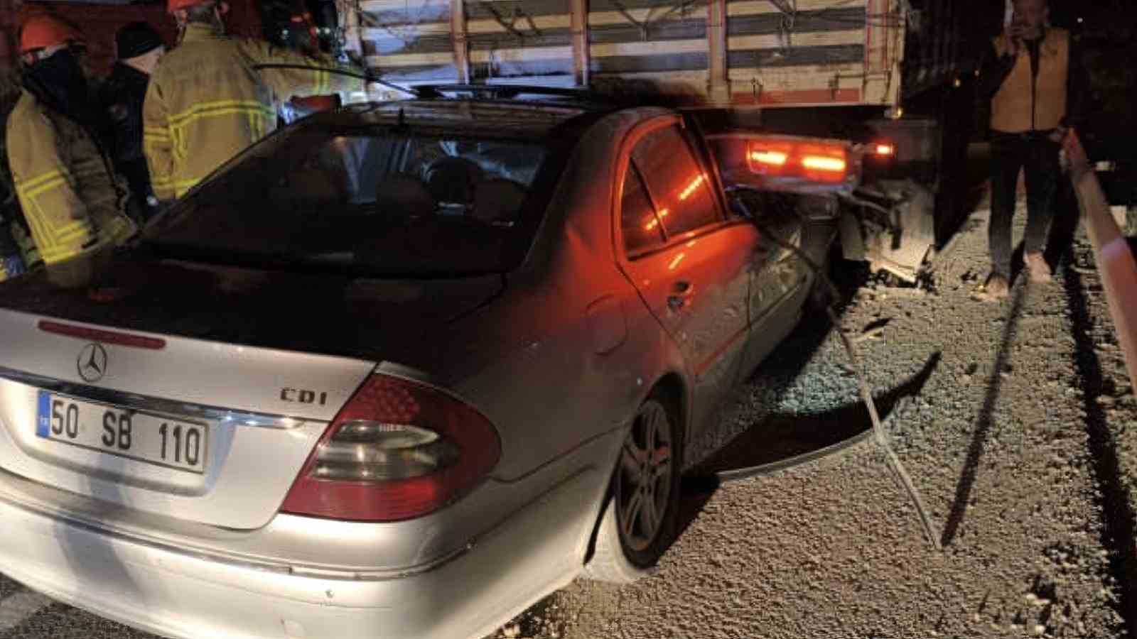 Otomobil park halindeki tıra çarptı, köy muhtarı ağır yaralandı
