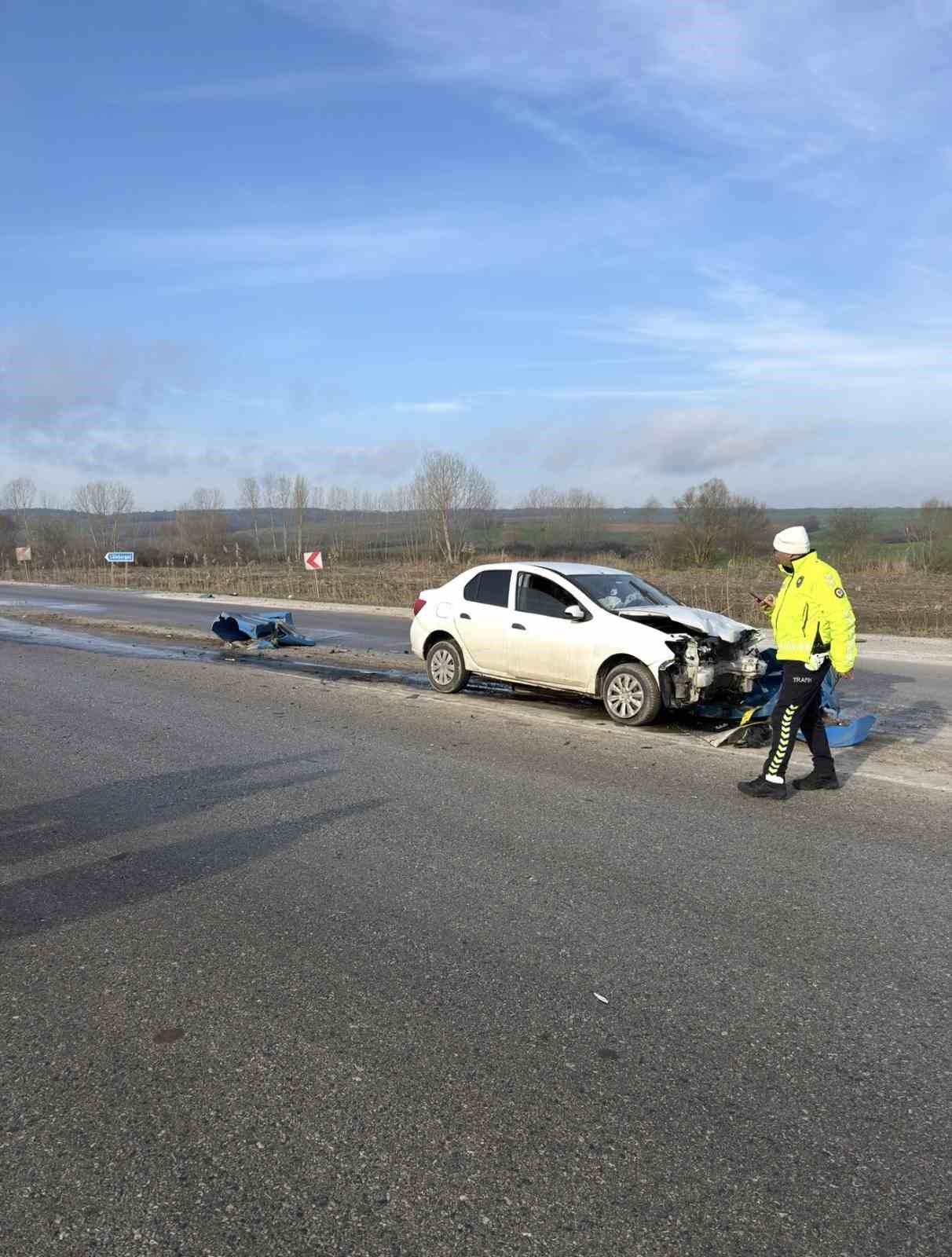 Otomobil refüj başı yön tabelasına çarptı
