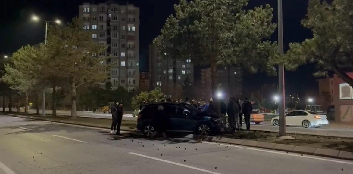 Otomobil refüjdeki ağaca çarptı: 1 yaralı
