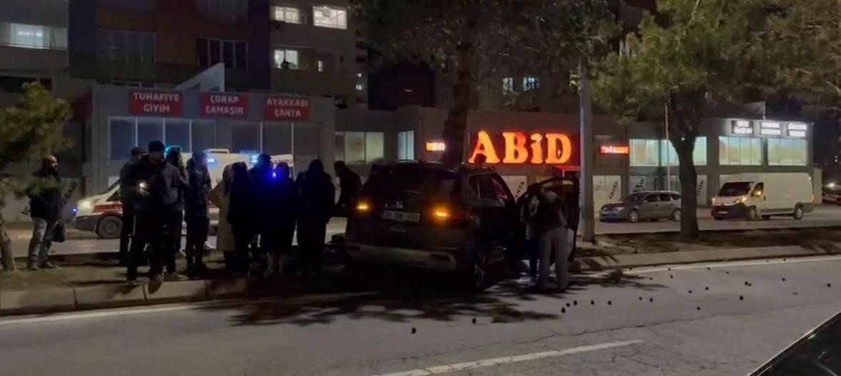 Otomobil refüjdeki ağaca çarptı: 1 yaralı
