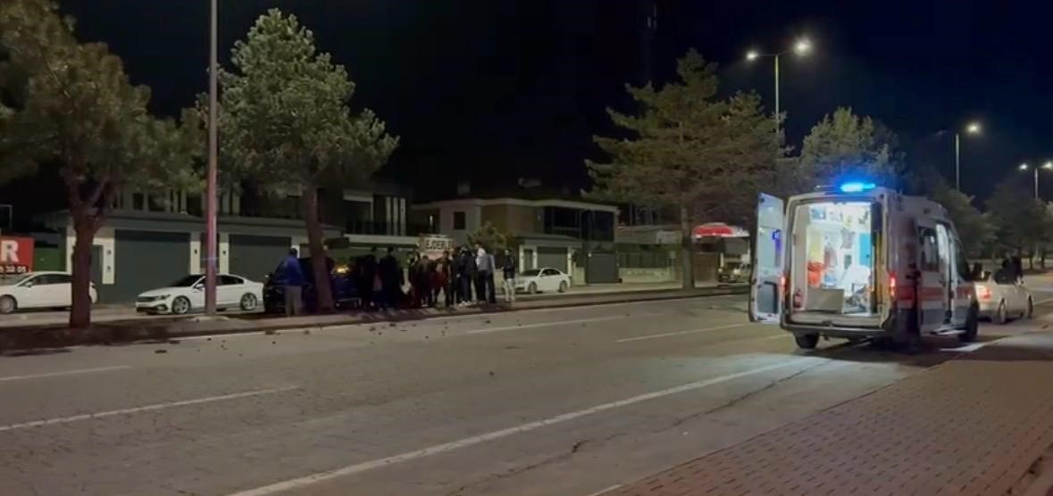 Otomobil refüjdeki ağaca çarptı: 1 yaralı
