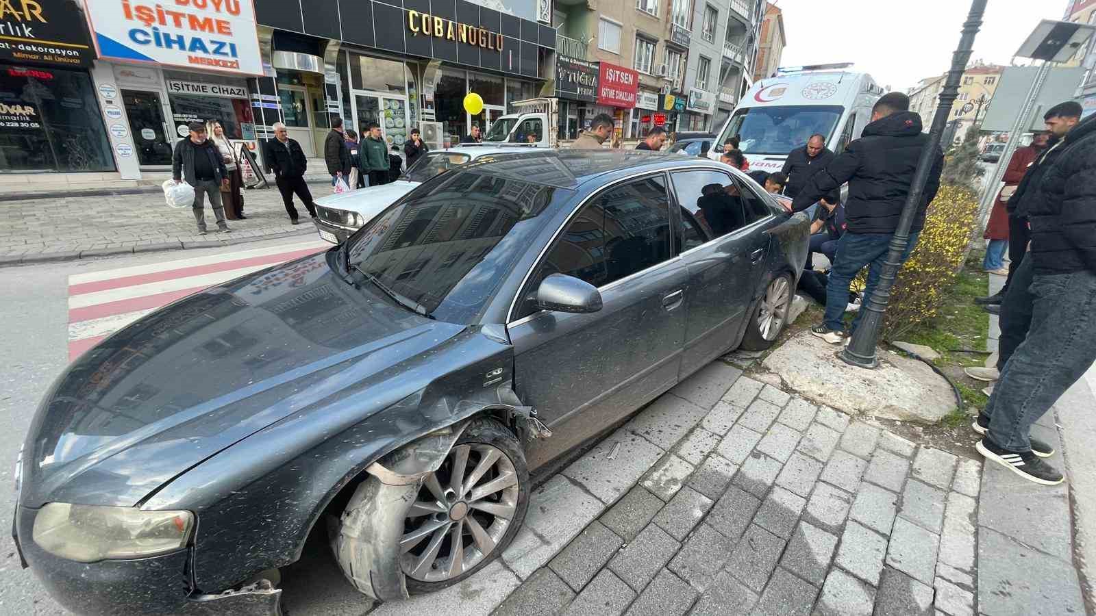Otomobil refüjdeki dubalara çarptı: 1 yaralı

