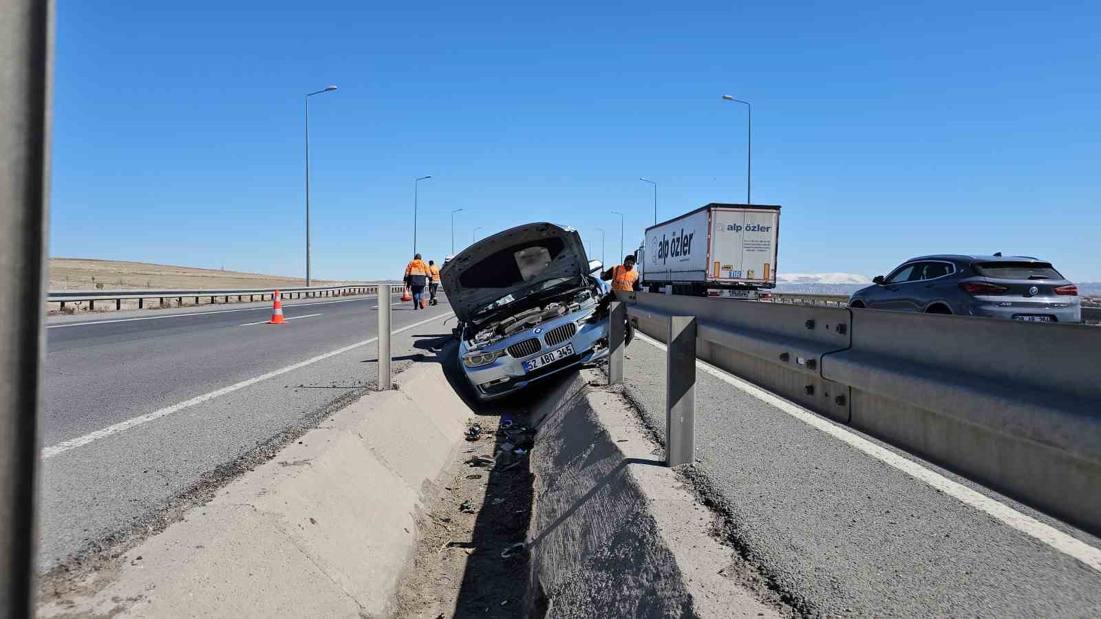 Otomobil refüje çarptı, araçta sıkışan sürücüyü itfaiye kurtardı
