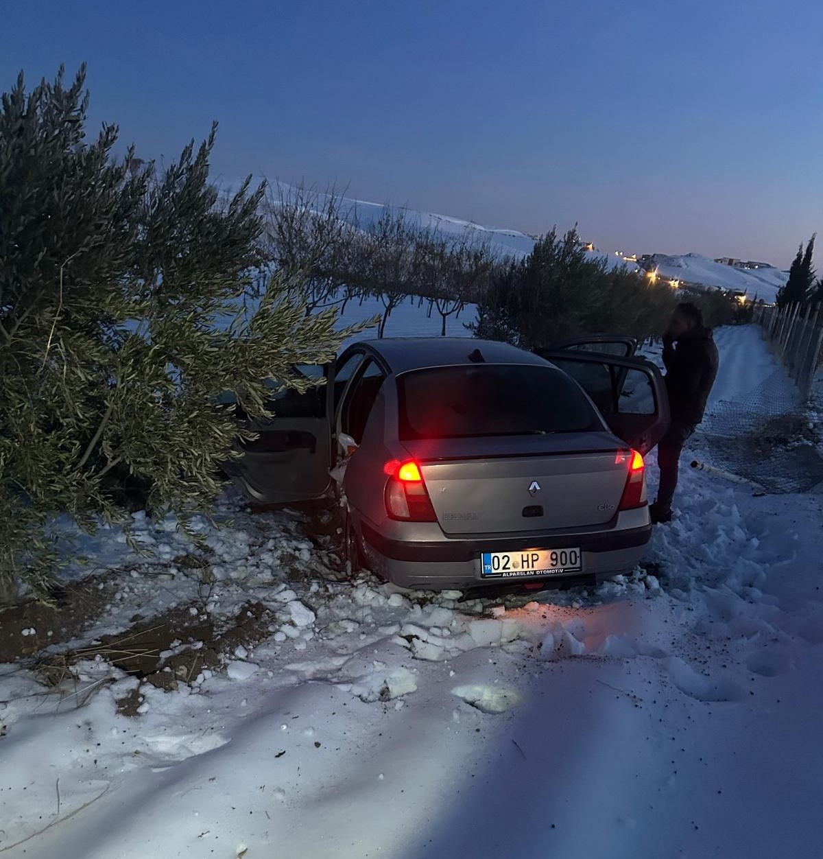 Otomobil şarampole girdi: 2 yaralı
