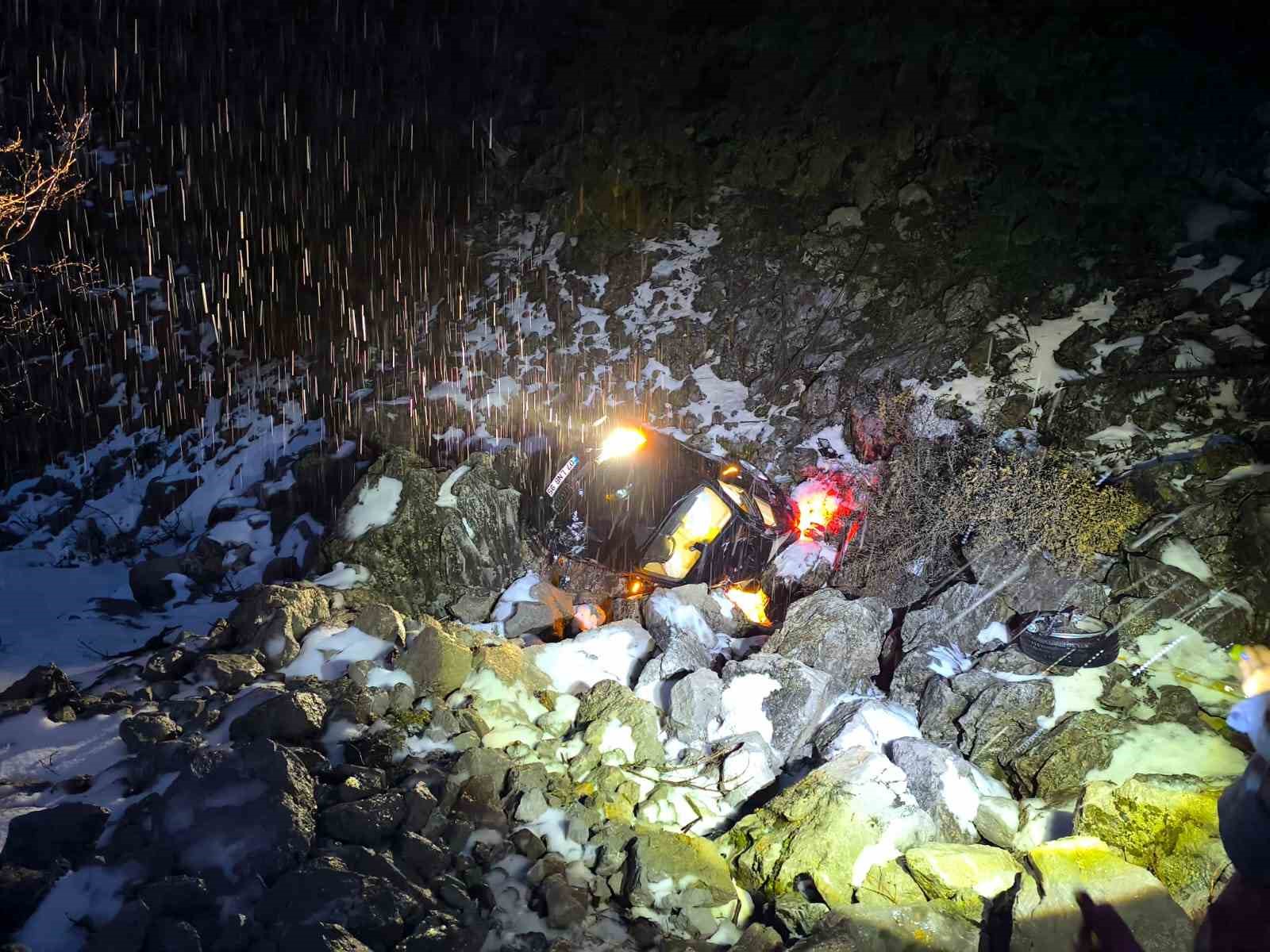 Otomobil şarampole yuvarlandı: 3 yaralı
