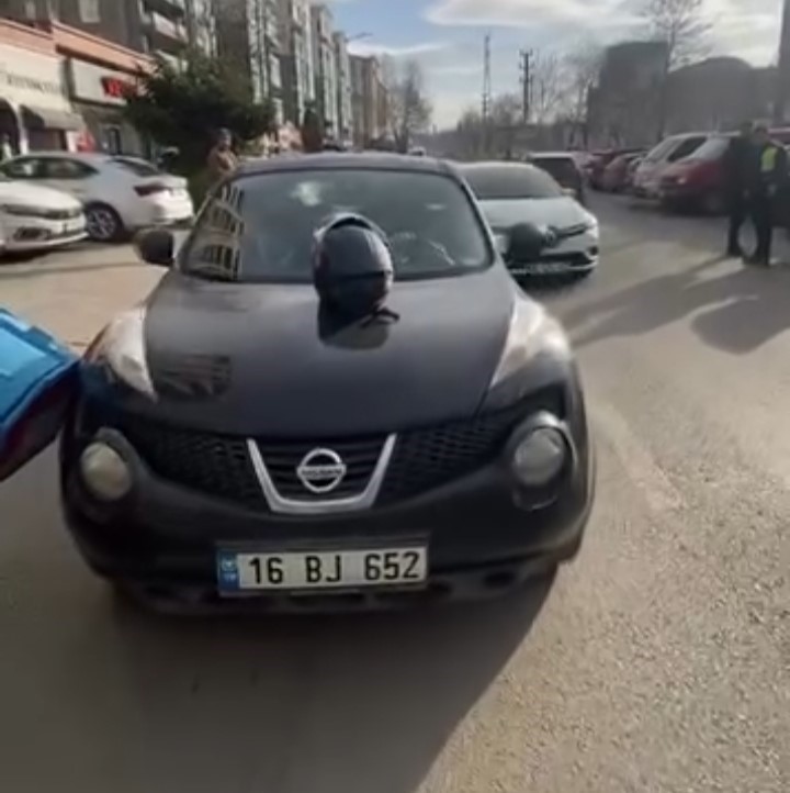 Otomobil sürücüsü ile motosikletli kurye arasındaki gerginlik kamerada
