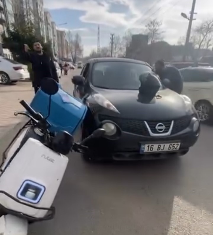 Otomobil sürücüsü ile motosikletli kurye arasındaki gerginlik kamerada
