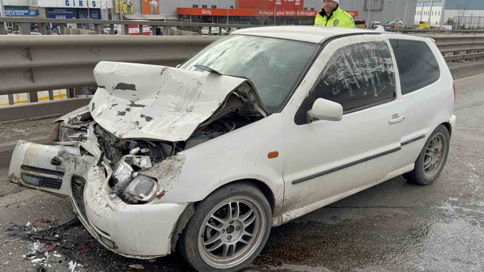 Otomobil tankere arkadan çarptı: 1 yaralı
