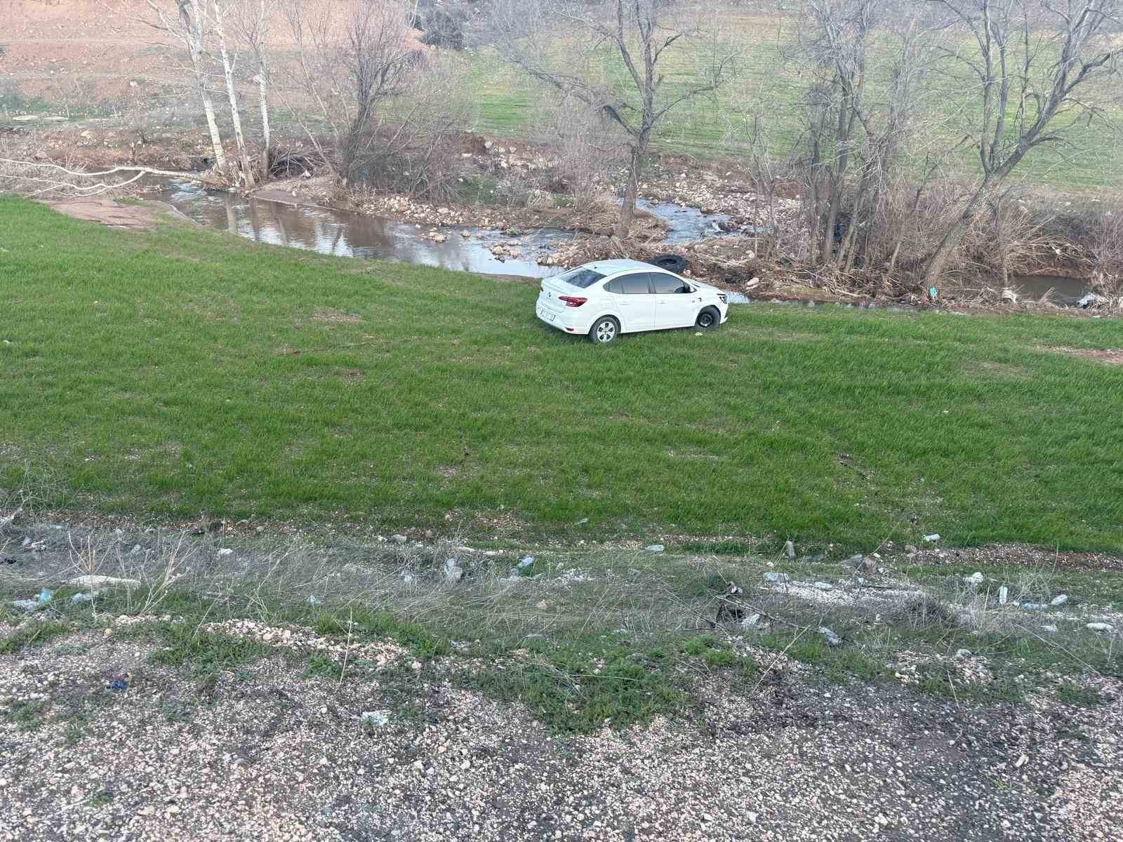 Otomobil tarlaya yuvarlandı: 2 yaralı
