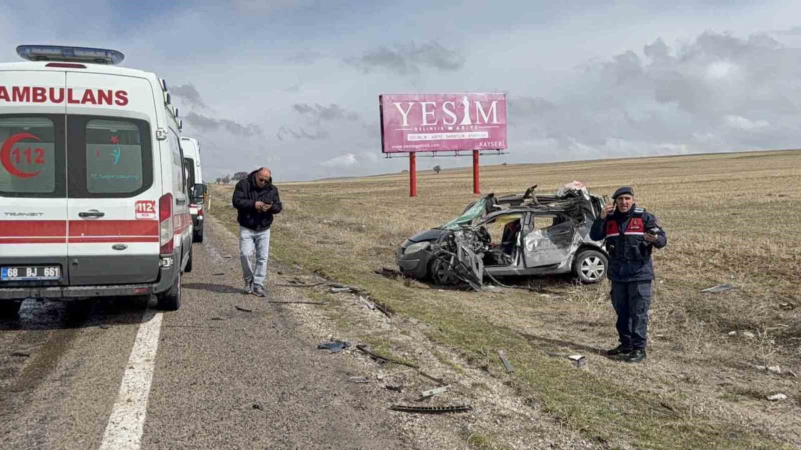 Otomobil tıra arkadan çarptı: 1 ölü, 3 yaralı
