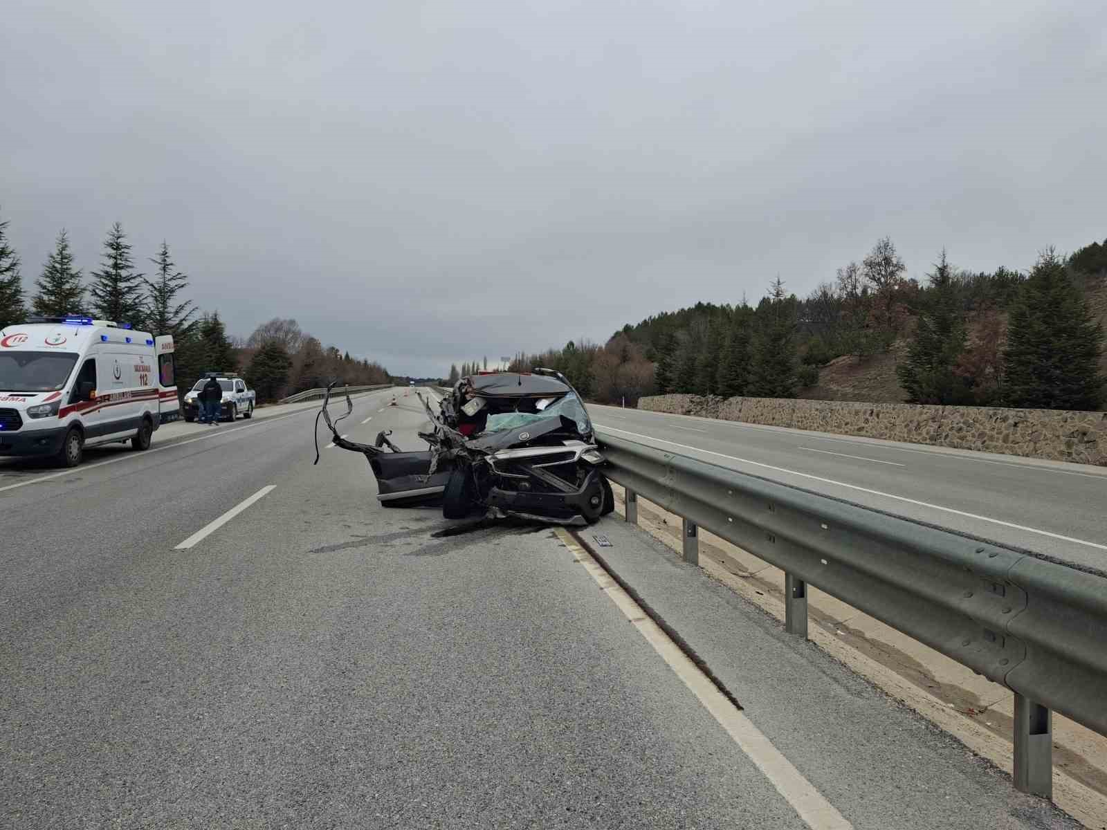 Otomobil tıra arkadan çarptı, 5 kişi yaralandı
