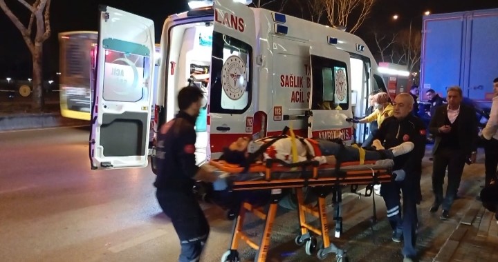 Otomobil tırın altına girdi: Sürücü ağır yaralandı
