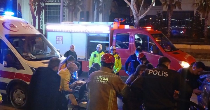 Otomobil tırın altına girdi: Sürücü ağır yaralandı
