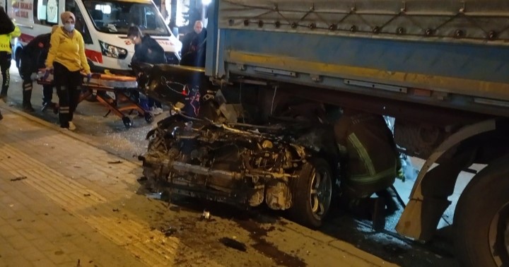 Otomobil tırın altına girdi: Sürücü ağır yaralandı
