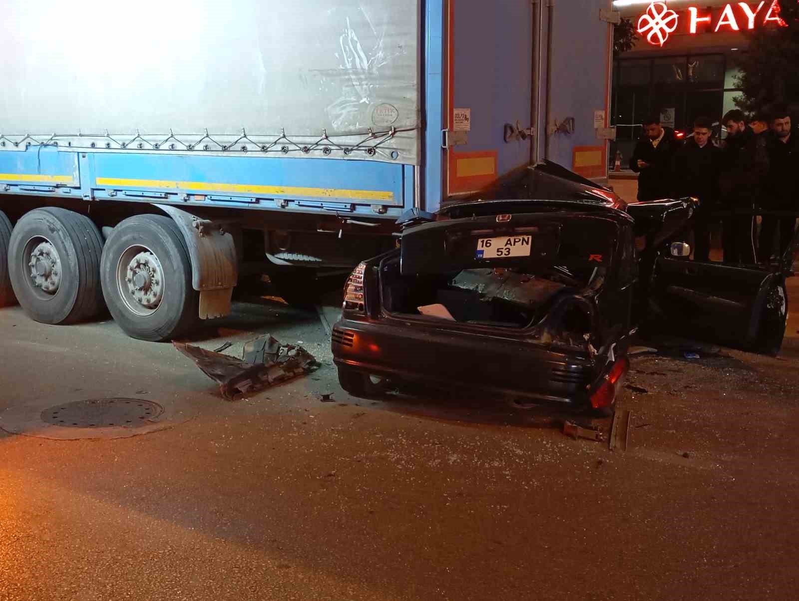 Otomobil tırın altına girdi: Sürücü ağır yaralandı
