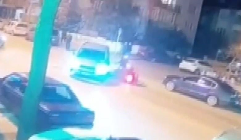 Otomobil ve motosikletin karıştığı kaza güvenlik kamerasına yansıdı
