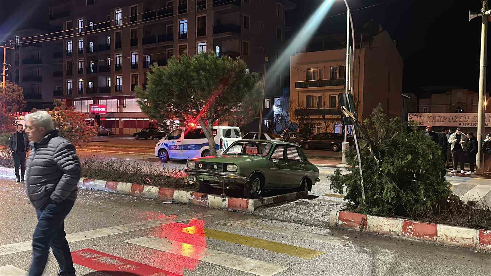 Otomobil yayalara çarptı: 3 yaralı
