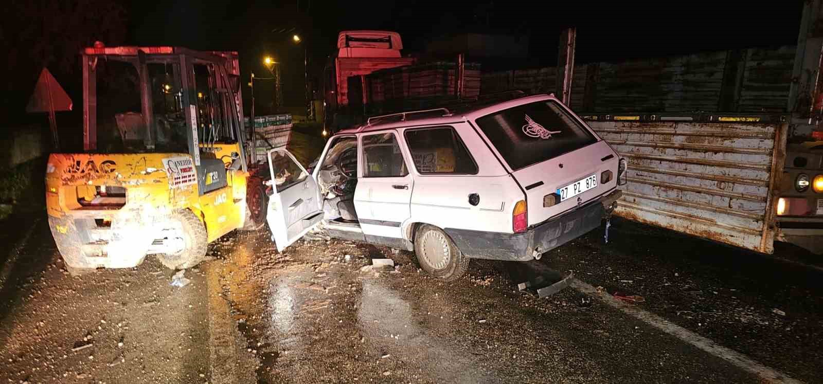 Otomobil, yük indiren forklifte çarptı: 4 yaralı
