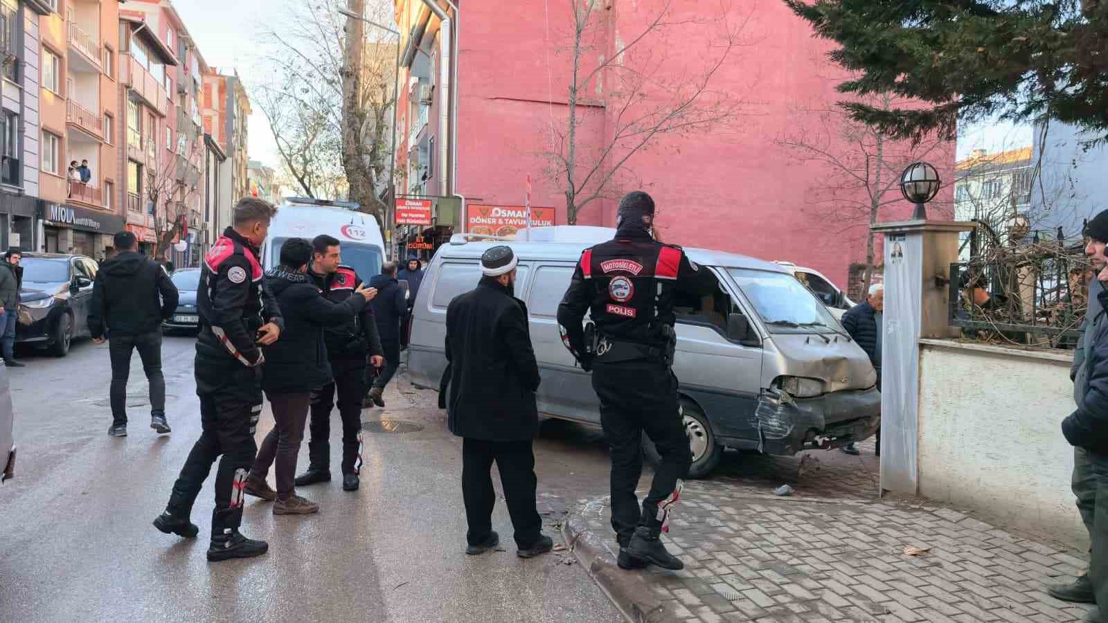 Otomobildeki çocuklar arkadan minibüsün çarpmasıyla şoku yaşadı
