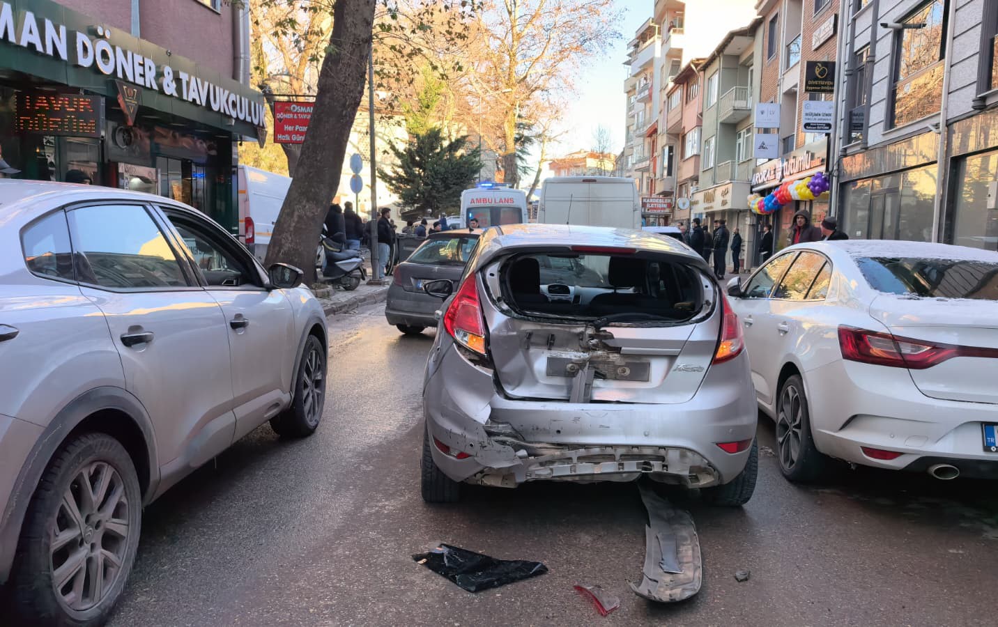 Otomobildeki çocuklar arkadan minibüsün çarpmasıyla şoku yaşadı
