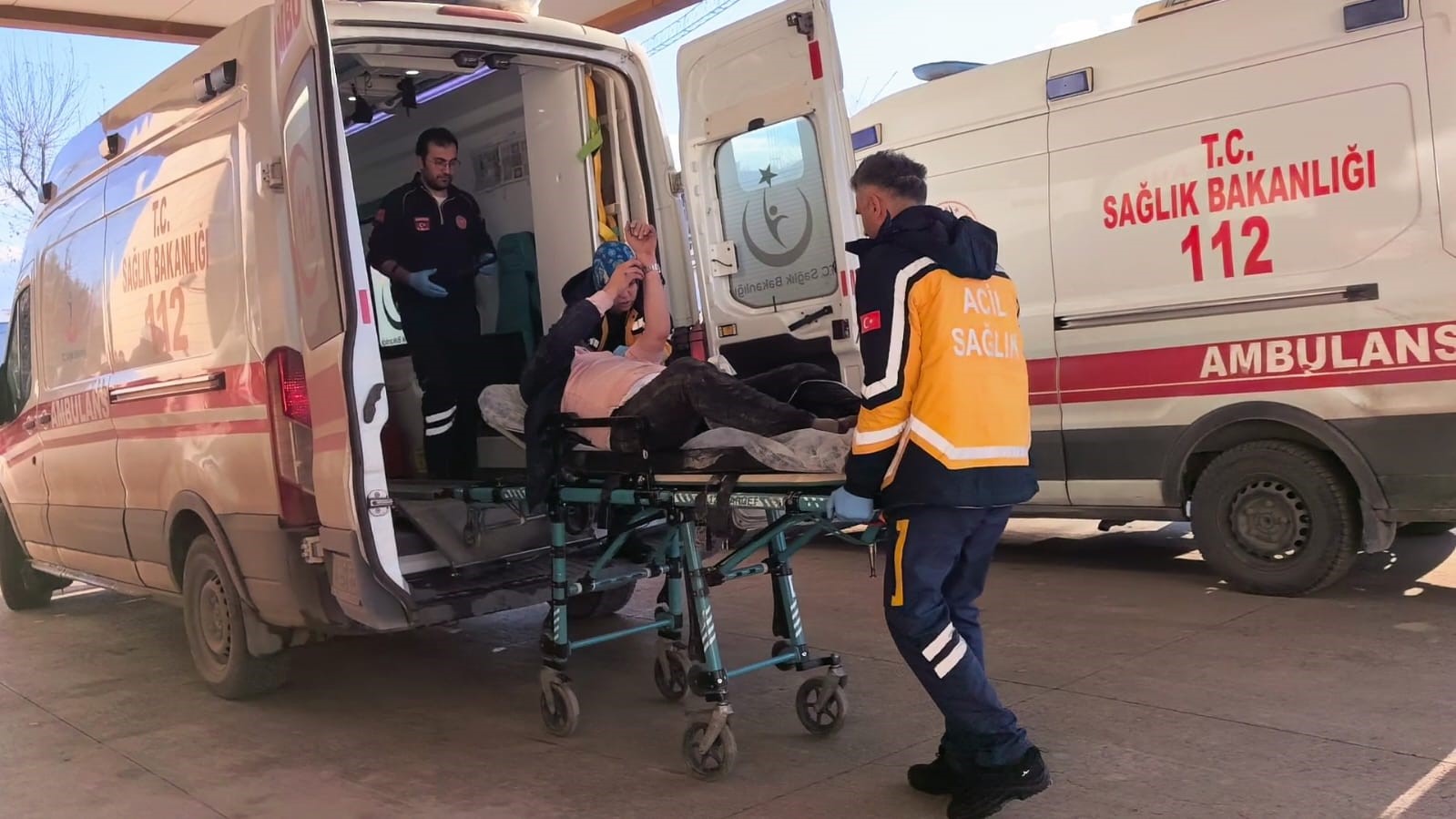 Otomobildeki çocuklar arkadan minibüsün çarpmasıyla şoku yaşadı
