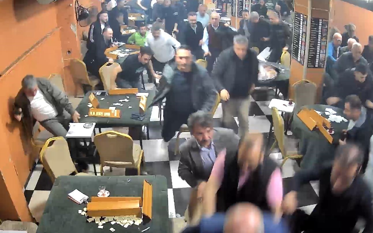 Otomobilden çıkan yüksek ses camları titretti kahvehanedekiler deprem korkusu yaşadı
